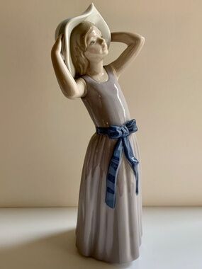 Lladro Bashful Girl w Straw Hat Figurine #5002 Retired 1978 Spain Porcelain 10”
